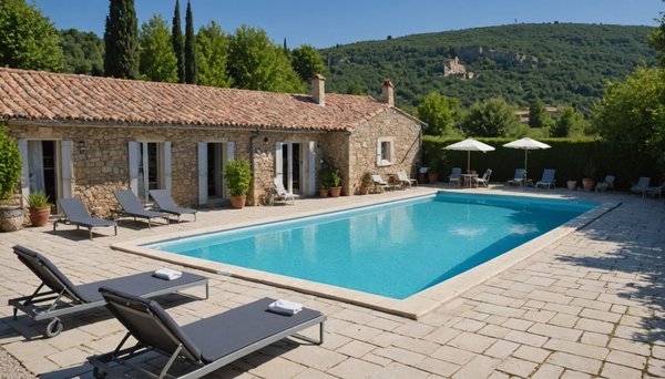 Louer un hébergement avec piscine privée en ardèche : pour qui et pourquoi ?